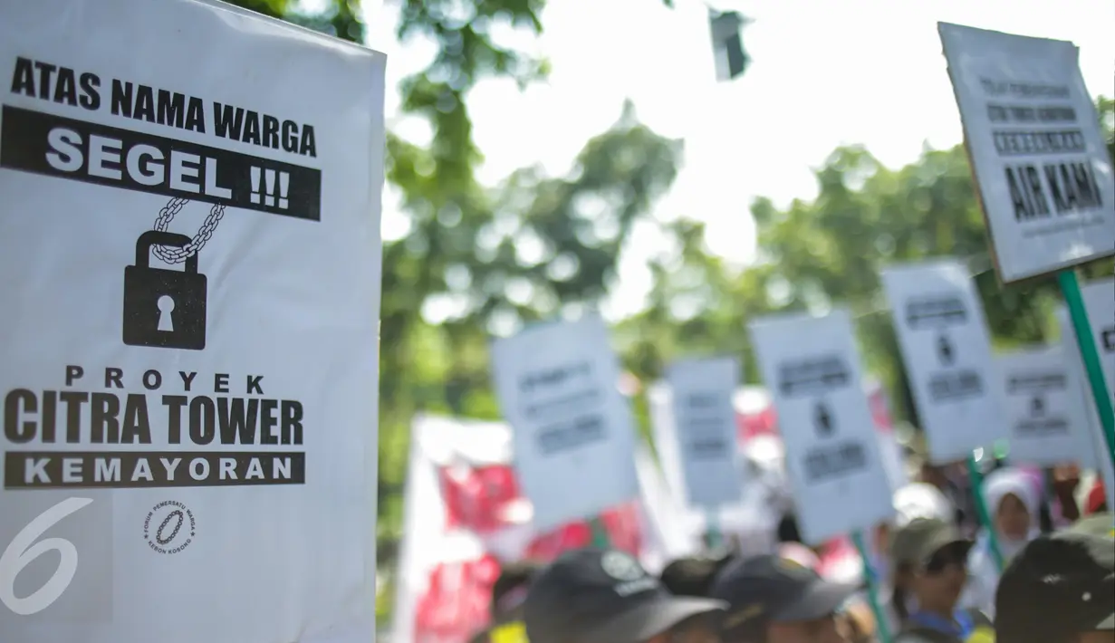 Warga Kebon Kosong Kecamatan Kemayoran membawa poster dalam unjuk rasa di Balai Kota Jakarta, Senin (3/4). Mereka menyampaikan aspirasi pembelaan terhadap dampak lingkungan yang terjadi dari pembangunan perkantoran Citra Tower (Liputan6.com/Faizal Fanani)