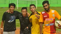 I Made Pasek Wijaya mendampingi tiga pemain Arema Cronus yang menjalani latihan tambahan, Selasa (12/7/2016). (Bola.com/Iwan Setiawan)