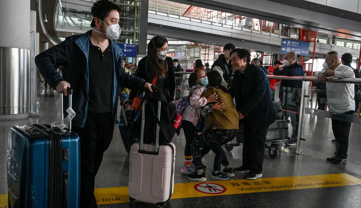 Penumpang berjalan melalui aula kedatangan untuk penerbangan internasional di Bandara Internasional Ibukota di Beijing, China, Selasa (14/3/2023). Sementara sebagian besar negara lain mulai membuka kembali perjalanan internasional lebih awal, China baru mulai keluar dari kebijakan zero-Covid pada akhir 2022, setelah protes pecah terhadap pembatasan besar-besaran. (Photo by Jade GAO / AFP)