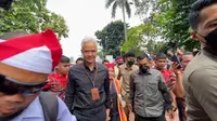 Bakal calon presiden Ganjar Pranowo tiba di Tugu Proklamasi, Jakarta Pusat, Kamis (19/10/2023). (Liputan6.com/Delvira Hutabarat)