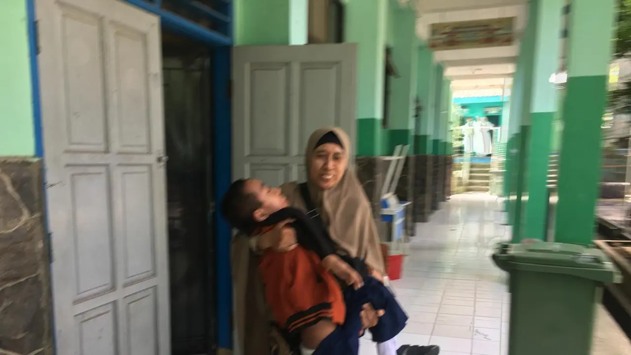 Kisah Fauzan Penderita Otot Lemah yang Selalu Digendong Sang Ibu ke Sekolah