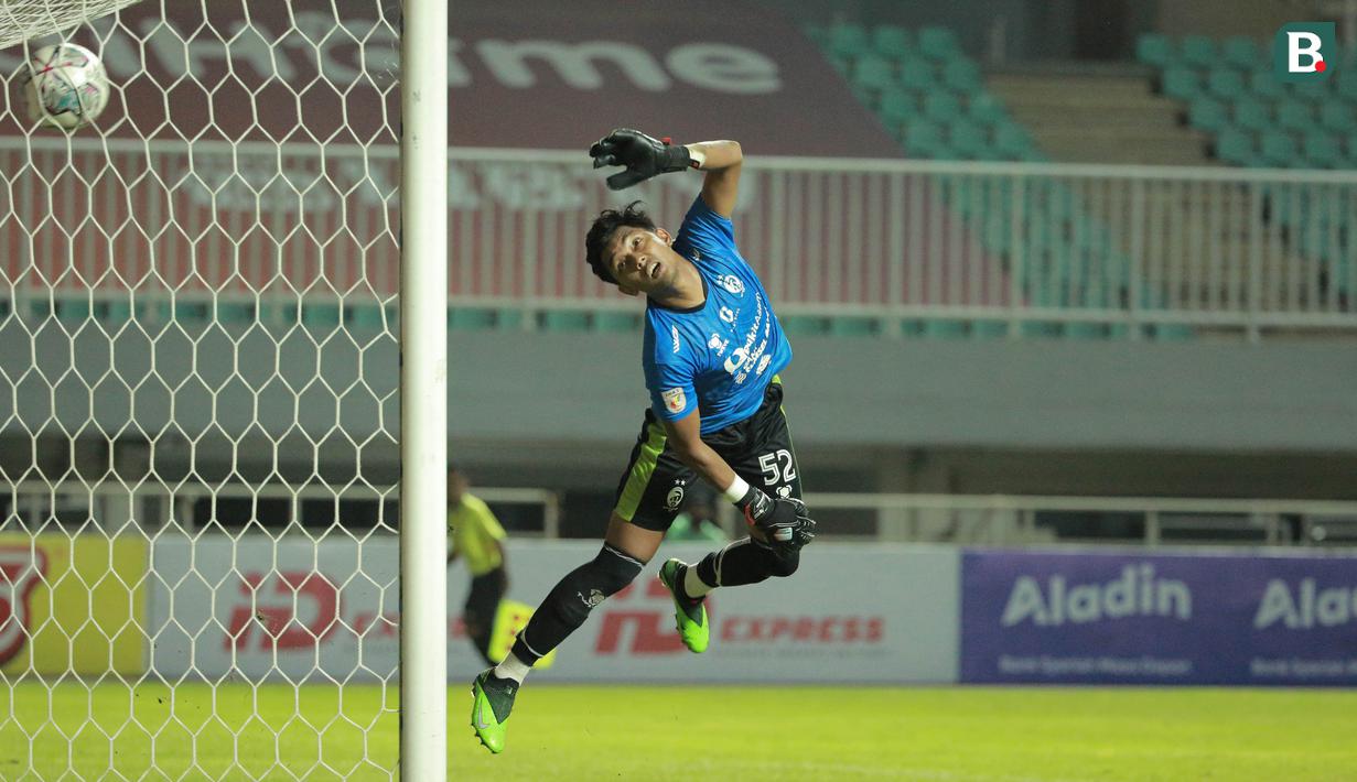 Persis justru bisa menggandakan keunggulan mereka pada menit ke-88. Kiper Sriwijaya FC Rizky Darmawan gagal menghalau tendangan bebas dari Fabio Beltrame. (Bola.com/M Iqbal Ichsan)