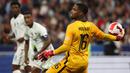 Mike Maignan. Kiper berusia 27 tahun yang sejak awal musim 2021/2022 membela AC Milan ini menjadi kandidat terkuat menggantikan posisi Hugo Lloris sebagai kiper nomor satu Timnas Prancis dalam waktu dekat. Meski baru mengoleksi 5 caps bersama Les Bleus, lebih sedikit dari Steve Mandanda yang mengoleksi 35 caps, namun Mike Maignan punya kelebihan dari segi usia emas dibanding Steve Mandanda yang telah mendekati usia di penghujung karier. (AFP/Thomas Samson)