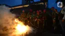 Anggota Marinir memadamkan api dari sisa pendemo yang menolak Omnibus Law UU Cipta Kerja di kawasan Patung Kuda, Jakarta, Selasa (20/10/2020).  Anggota Marinir membubarkan dan mengawal pulang massa pendemo  ke rumah masing-masing. (merdeka.com/Imam Buhori)