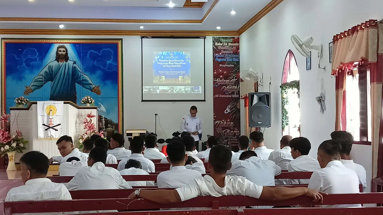 Kepala Divisi Pemasyarakatan Kemenkumham Sulut Aris Munandar K yang mengikuti penyerahan remisi Natal tahun 2024 di dalam Gereja Fungsional Abigail Rumah Tahanan Negara (Rutan) Kelas IIA  Manado.