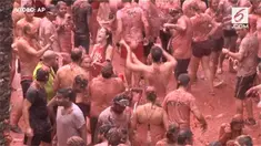 Lebih dari 22.000 orang mengikuti Festival La Tomatina, sebuah festival tahunan di Spanyol.