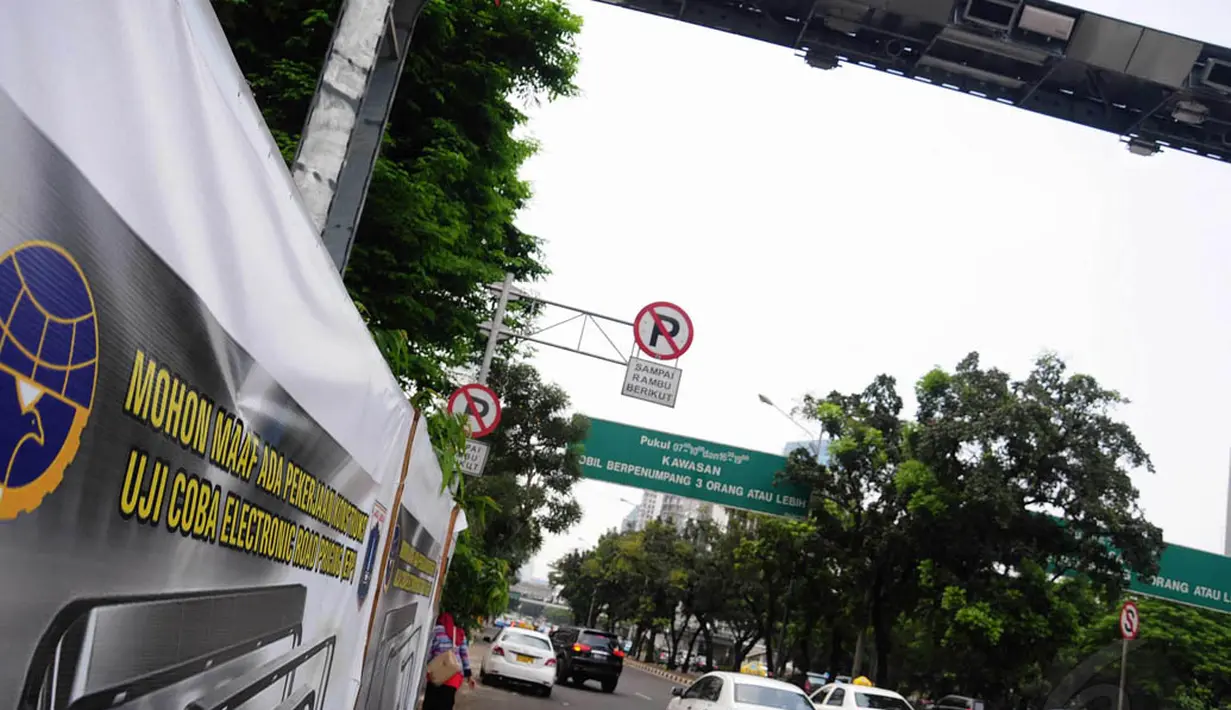 Ditargetkan sistem ini dapat diterapkan di Jakarta pada 2015 atau setelah seluruh sistem transportasi benar-benar beroperasi secara normal, Minggu (6/7/14). (Liputan6.com/Faizal Fanani)  