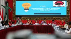 Suasana focus group discussion (FGD) yang digelar sejumlah kader PDIP dengan tema 'Ekonomi Gotong sebagai Pilar Ekonomi Nasional' " di Jakarta, Kamis (04/7/2019). FGD dilakukan untuk merumuskan langkah ekonomi yang akan dibawa dalam Kongres V PDIP pada Agustus 2019. (Liputan6.com/JohanTallo)