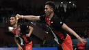 Ganda putra Indonesia, Fajar Alfian/Muhammad Rian Ardianto, saat melawan wakil Jepang, Takeshi Kamura/Keigo Sonoda, pada Korea Terbuka 2019 di Incheon, Minggu (29/9). Fajar/Rian menang  21-16, 21-17. (AFP/Jung Yeon-je)