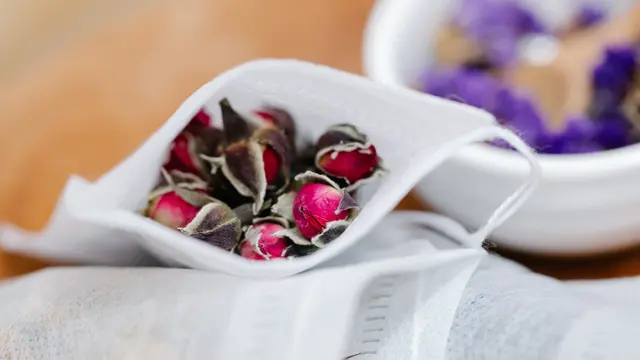 Mengatasi mata bengkak dengan bahan di rumah