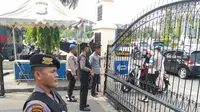 Penjagaan di Polda Riau diperketat terkait serangan bom bunuh diri di Polrestabes Medan, Rabu (13/11/2019). (Liputan6.com/ M Syukur)