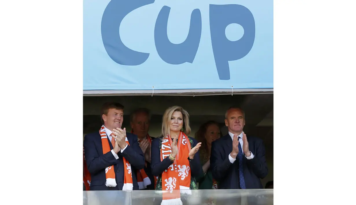 Raja Belanda, Willem-Alexander (kiri) bersama Ratu Maxima menyaksikan langsung laga Robin van Persie dkk kontra Australia di Stadion Beira Rio, Porto Alegre, Brasil, (18/6/2014).(REUTERS/Edgard Garrido)