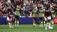 Striker Manchester City, Erling Haaland (tangan di angkat), berhasil mengukir hattrick saat timnya melumat West Ham United dengan skor 3-1 di London Stadium, Sabtu (31/8/2024) malam WIB. (AFP/HENRY NICHOLLS)&nbsp;