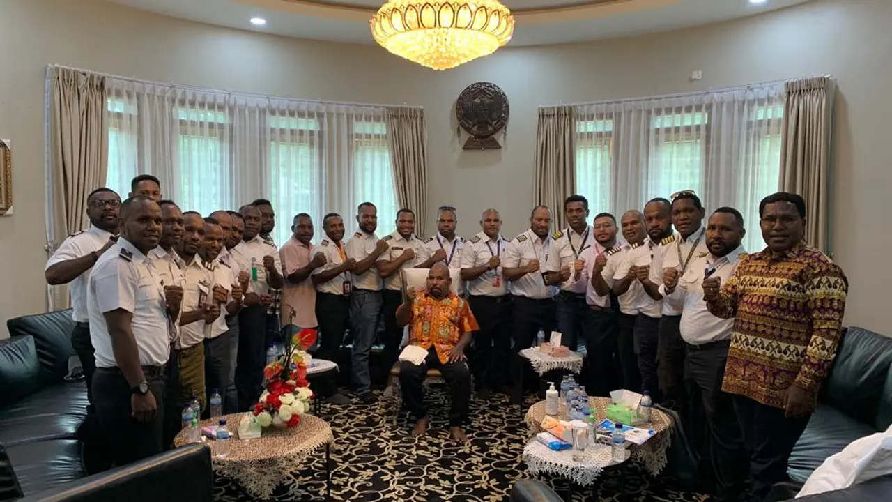 Potret Kedekatan Gubernur Papua Lukas Enembe dengan Pilot Anton Gobay.