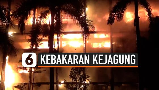 VIDEO: Kebakaran Kejagung, Api Mulai Padam Menjelang Subuh