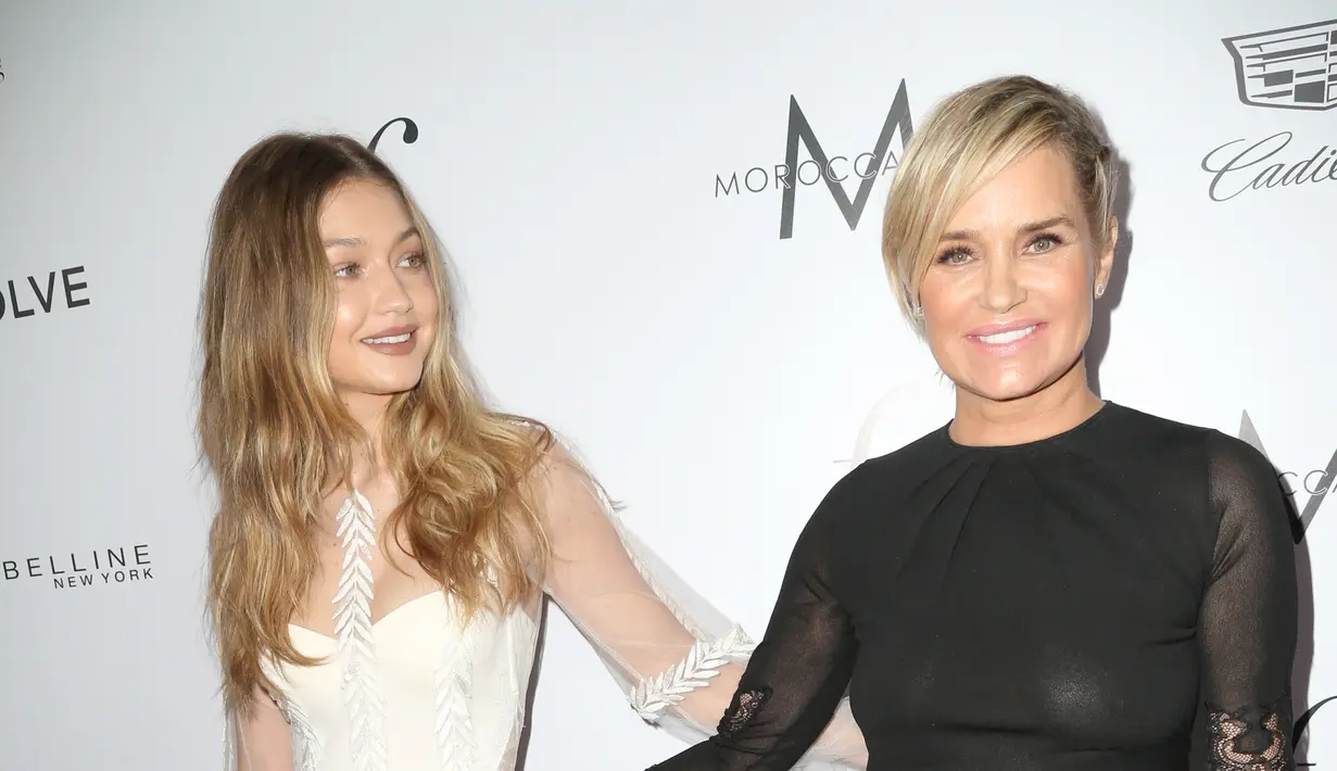 Yolanda Hadid pun gemas melihat Rebecca yang meremehkan putrinya dan Kendall Jenner. Ia langsung menyindir balik Yolanda melalui akun twitter pribadi. (AFP/Bintang.com)