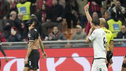 Selebrasi itu akhirnya membuat Giroud diusir dari pertandingan. Ia menerima kartu kuning kedua di laga ini. Sebelumnya ia sudah menerima kartu kuning ketika terlibat insiden panas di tengah lapangan dengan pemain Spezia. (AP/Antonio Calanni)