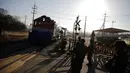 Kereta Korea Selatan menuju Korea Utara di zona demiliterisasi di Paju, Korea Selatan, Jumat (30/11). Kereta akan menempuh jarak lebih dari 1.600 mil (setara 2574 kilometer). (Kim Hong-Ji/Pool Photo via AP)