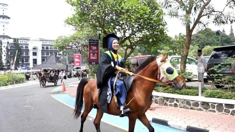 Mahasiswi berhijab berangkat wisuda naik kuda di UMM. (Foto: Muhammadiyah.or.id)