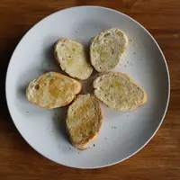 garlic bread/unsplash/chris tweten
