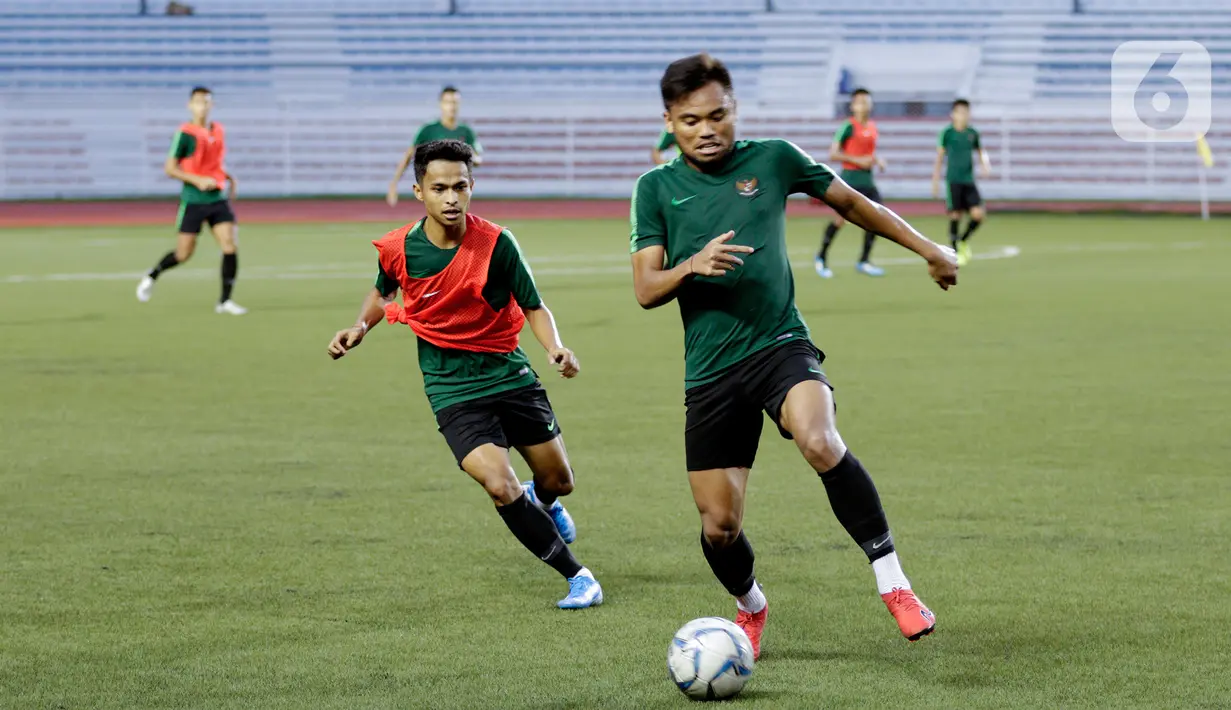 Pemain Timnas Indonesia U-22, Saddil Ramdani, mengejar bola saat mengikuti latihan di Stadion Rizal Memorial, Manila, Jumat (22/11). Latihan ini persiapan jelang laga SEA Games 2019. (Bola.com/M Iqbal Ichsan)