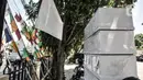 Tumpukkan peti mati yang dipajang di depan Kantor Kecamatan Sawangan, Depok, Rabu (26/8/2020). Sebanyak 5 buah peti jenazah sengaja dipasang pihak Kantor Kecamatan Sawangan sebagai media sosialisasi agar mengingat akan bahaya Covid-19 dan patuh terhadap protokol kesehatan (merdeka.com/Iqbal Nugroho)