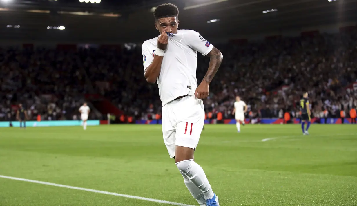 Gelandang Inggris, Jadon Sancho berselebrasi usai mencetak gol ke gawang Kosovo pada pertandingan grup A Kualifikasi Euro 2020 di Stadion St Mary di Southampton (10/9/2019). Sancho mencetak dua gol dan mengantar Inggris menang telak 5-3 atas Kosovo. (Adam Davy / PA via AP)