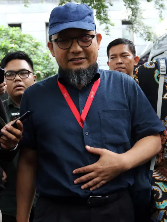 Penyidik senior KPK Novel Baswedan saat jeda pemeriksaan kasus penyiraman air keras terhadapnya di Polda Metro Jaya, Jakarta, Senin (6/1/2020). Polisi memeriksa Novel Baswedan sebagai saksi setelah menetapkan dua tersangka penyerangan.(Liputan6.com/Johan Tallo)