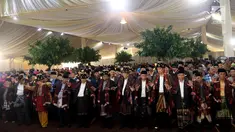 Sejumlah Raja Adat, tamu dan keluarga melakukan Manortor atau tari Tortor saat pesta adat pernikahan Kahiyang-Bobby di Medan, Jumat (24/11). Dalam Manortor itu turut ikut serta Ketua DPD Oesman Sapta Odang (OSO). (Liputan6.com/Pool/Media Center)