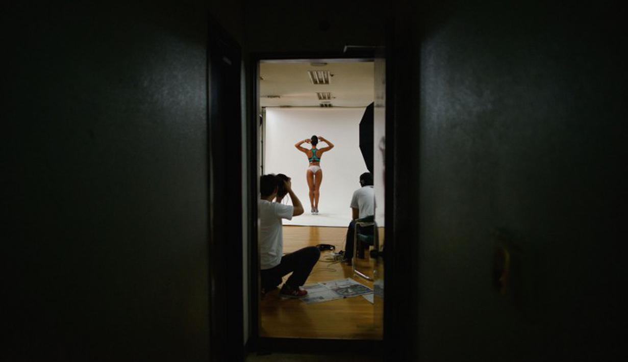 Kim Hae-Yong, pemenang gelar  'Miss Sport Model' menjalani sesi foto. (AFP PHOTO/Ed Jones)