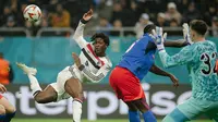 Gelandang Manchester United (MU), Kobbie Mainoo, melepaskan tendangan saat berhadapan dengan FC Steaua Bucuresti (FCSB) pada matchday 8 Liga Europa 2024/2025, Jumat (31/1/2025) dini hari WIB. (Andrei PUNGOVSCHI / AFP)
