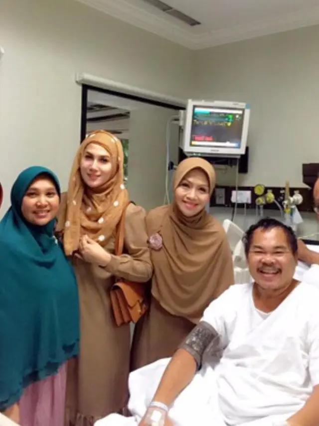 Setia Dampingi Suami, Ini 6 Momen Manis Mat Solar dan Istri