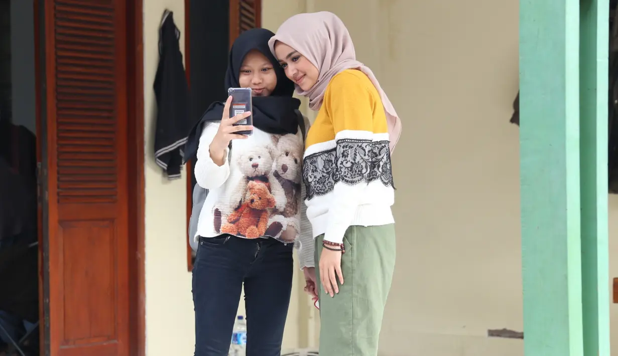 "Sebuah keuntungan banget sih bisa syuting ama suami. Ngobrol apa aja. Karena kan emang gak di rumah aja, tapi di lokasi juga, apa aja diomongin, gak ada yang ditutupin," tukas Aryani Fitriana. (Nurwahyunan/Bintang.com)