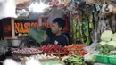 Pedagang menunggu pembeli di kiosnya di Pasar Lembang, Tangerang, Selasa (24/8/2021). Berdasarkan survei pemantauan harga yang dilakukan bank sentral pada minggu ketiga Agustus 2021, inflasi diperkirakan sebesar 0,04% secara bulanan atau month on month (mom). (Liputan6.com/Angga Yuniar)