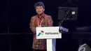 Widhyawan Prawiraatmadja (staf khusus Menteri Energi dan Sumber Daya Mineral) memaparkan presentasinya pada Pertamina Energy Outlook 2015 di Ballroom 3 Pacific Place, Jakarta, Rabu (3/12/2014). (Liputan6.com/Faizal Fanani)