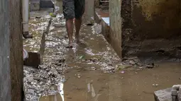 Badan Penanggulangan Bencana Daerah (BPBD) DKI Jakarta mencatat, sebanyak 100 Rukun Tetangga (RT) dan 3 ruas jalan tergenang banjir. (BAY ISMOYO/AFP)