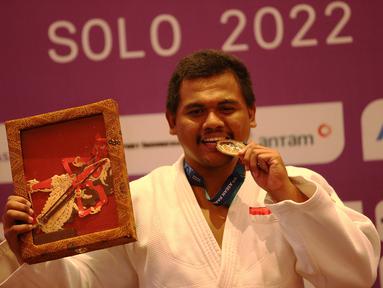 Atlet Blind Judo Indonesia Tony Ricardo berhasil meraih medali emas pada kelas di atas 90 kg pada ASEAN Para Games 2022 di Tirtonadi Convention Hall, Rabu (3/8/2022). (Inaspoc/Andry Prasetyo)
