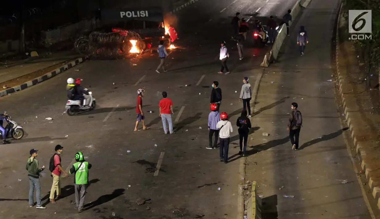 Massa membuat blokade di jalan Gatot Subroto bawah jembatan layang Gerbang Pemuda, Jakarta, Rabu (29/9/2019). Massa yang rata-rata berseragam sekolah dan pramuka bentrok dengan petugas sehingga jalan depan Kompleks Parlemen lumpuh. (Liputan6.com/Helmi Fithriansyah)