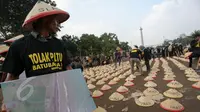 Sejumlah warga Batang  menggelar aksi menolak rencana pembangunan PLTU batubara Batang, di depan Istana Merdeka, Jakarta, Rabu (3/6). Dalam aksi tersebut, mereka meminta Presiden Jokowi menghentikan pembangunan PLTU itu. (Liputan6.com/Faizal Fanani)