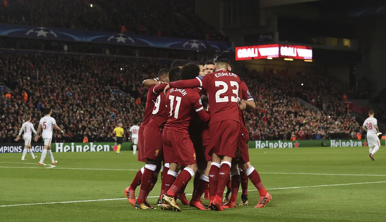 Pemain Liverpool melakukan selebrasi setelah Philippe Coutinho mencetak gol ke gawang Spartak Moscow pada laga Grup E Liga Champions 2022/2023 di Anfield, Liverpool, 6 Desember 2017. The Reds menang dengan skor 7-0. (AFP/Paul Ellis)