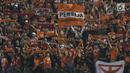 Suporter tim Macan Kemayoran mengibarkan bendera saat menyaksikan laga Persija melawan PSMS di laga pertama semifinal Piala Presiden 2018 di Stadion Manahan, Solo, Jawa Tengah, Sabtu (10/2). Persija menang 4-1. (Liputan6.com/Helmi Fithriansyah)