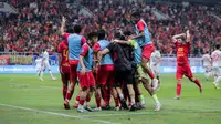 Pemain Persija Jakarta merayakan gol yang dicetak oleh Ryo Matsumura ke gawang Persis Solo pada laga lanjutan BRI Liga 1 2024/2025 di Jakarta International Stadium (JIS), Jakarta Utara, Sabtu (24/08/2024). (Bola.com/Bagaskara Lazuardi)