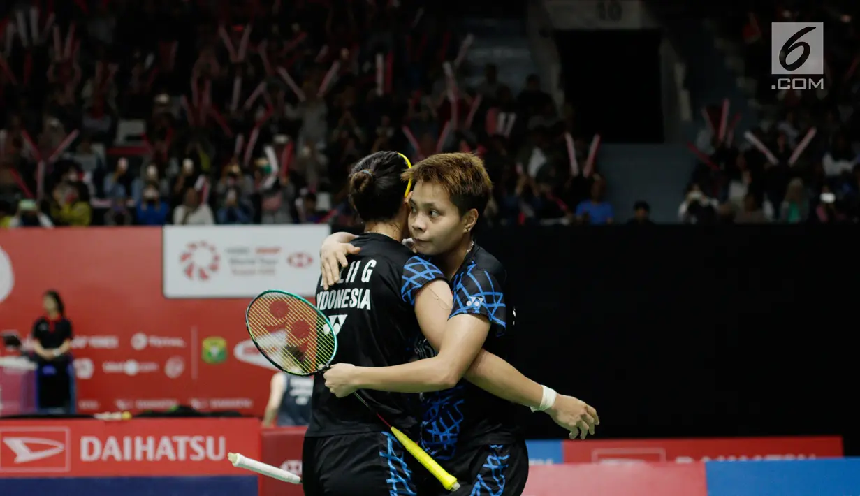 Pasangan Indonesia Greysia Polii/Apriyani Rahayu merayakan kemenangan atas wakil Bulgaria Gabriela Stoeva/Stefani Stoeva pada Indonesia Masters 2019 di Istora Senayan, Jakarta, Rabu (23/1). Indonesia menang 22-20, 21-15. (Bola.com/M Iqbal Ichsan)