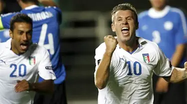 Selebrasi striker Antonio Cassano yang turut mencetak gol kemenangan Italia atas Estonia di partai kualifikasi Euro 2012, 3 September 2010. AFP PHOTO/RAIGO PAJULA