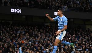 Gelandang Man City, Rodri, merayakan gol yang dicetaknya ke gawang Sheffield United dalam laga pekan ke-20 Liga Inggris 2023/2024 di Etihad Stadium, Sabtu (30/12/2023) malam WIB. Man City menang 2-0 dalam laga ini. (Oli SCARFF / AFP)