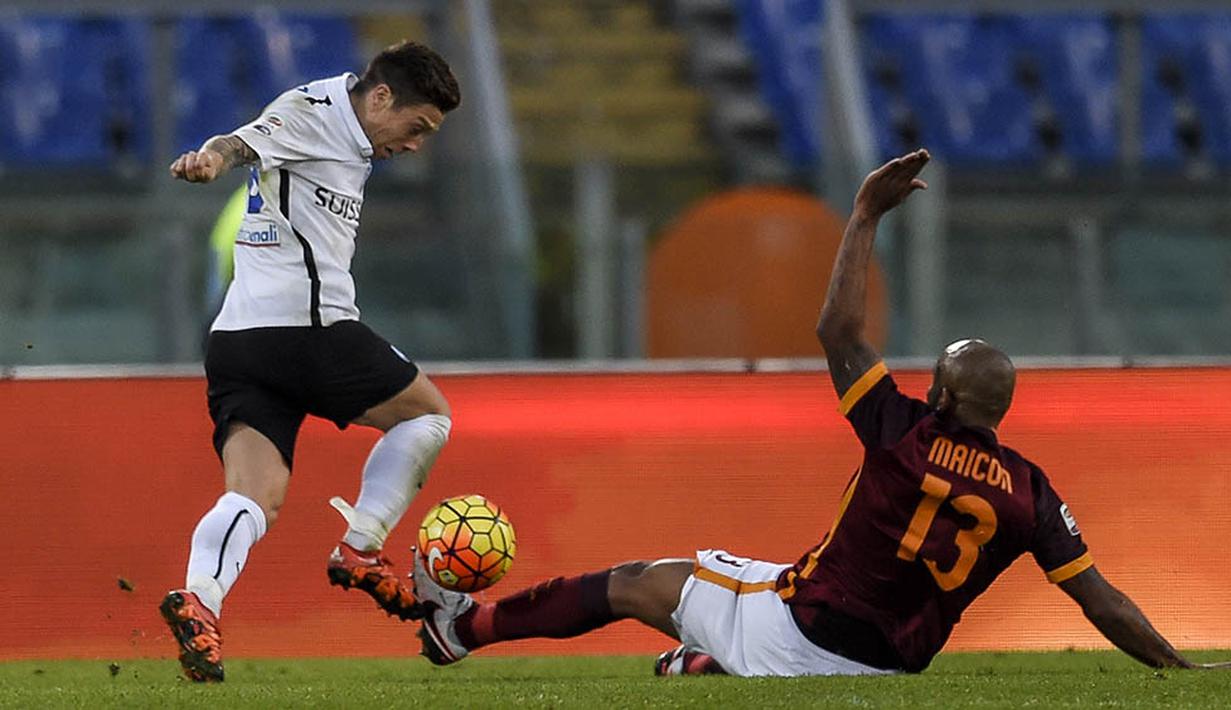 Bek sayap AS Roma, Maicon menekel pemain Atalanta, Alejandro Gomez  pada laga Serie A di Stadion Olimpico, Italia, Minggu (29/11/2015). (AFP Photo/Andreas Solaro)