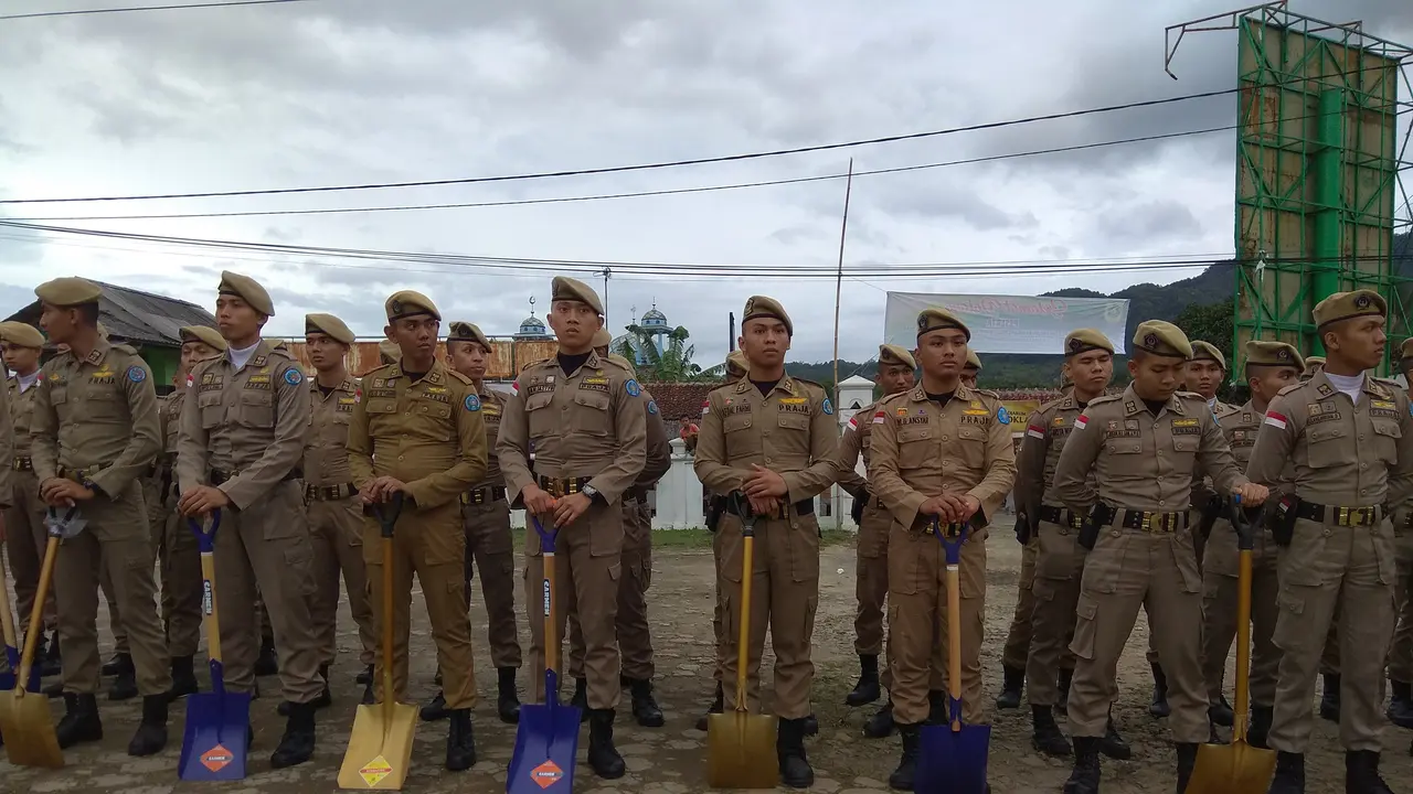 Praja IPDN menggelar apel sebelum terjun membantu korban gempa di Bogor