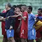 Pemain Arema FC berkumpul usai sesi latihan di Stadion Gajayana, Malang, Kamis (11/4). Latihan ini merupakan persiapan jelang laga final menghadapi Persebaya Surabaya. (Bola.com/Yoppy Renato)