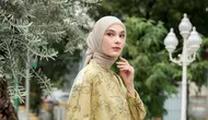 OOTD kemeja kuning floral  (blibli)