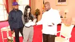 Foto yang dirilis kantor kepresidenan Uganda memperlihatkan Presiden Yoweri Museveni menerima hadiah sepasang sepatu kets dari penyanyi rap AS, Kanye West dan istrinya Kim Kardashian di Entebbe, Senin (15/10).(AFP/UGANDAS PRESIDENTIAL PRESS OFFICE)